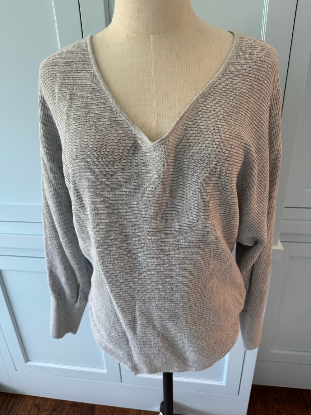 Leith Light Gray Ribbed V-Neck Sweater